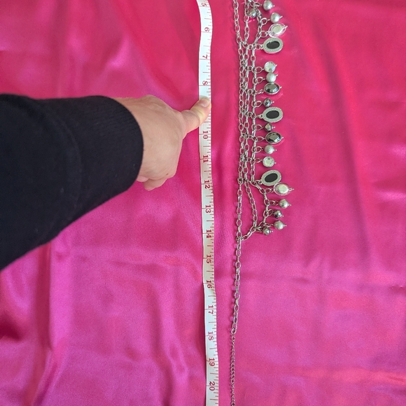 A silver necklace - Picture 3 of 3